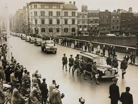 Douglas Hyde’s funeral procession on Grattan Bridge