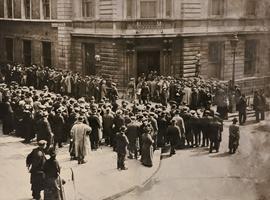 Crowds at the trial of Roger Casement